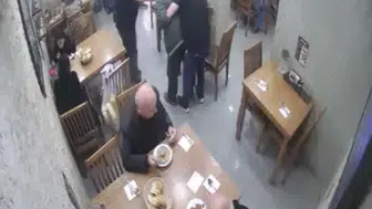 Lokanta sahibi müşterisinin hayatını kurtardı