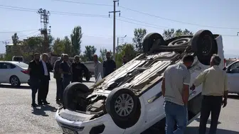 Kontrolden çıkan araç ters döndü