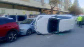 Park halindeki araçlara çarpan otomobil yan yattı