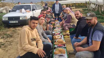 Üzüm alıcısından işçilere yemek ikramı