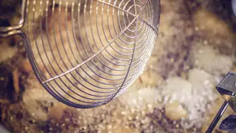 Kızartma Yaparken Ocağı Temiz Tutmanın Sırrı: Bir Tava Her Şeyi Değiştiriyor!