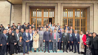 Mücahit Arınç'tan AK Parti Manisa'ya övgü