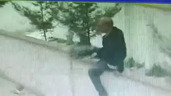 Soygun yapmak istediği iş yerine sürünerek girdi