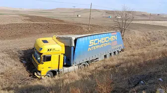 Kontrolden çıkan tır devrildi