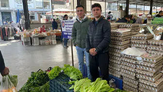 Kendi yetiştirdikleri ürünleri satarak okullarına gelir sağlıyorlar