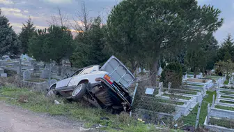 Otomobil mezarlığa uçtu