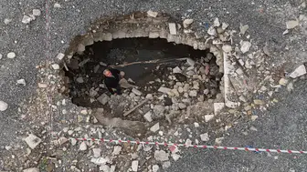 Yıkılan binanın altından bakın ne çıktı?