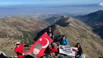 Manisalı dağcılar Atatürk’ü zirvelerde andı