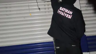 3 kişi kuaför dükkanında mahsur kaldı