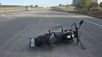 Motosikletli genç köpeğe çarparak için kaza yaptı