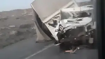 Kamyon kontrolden çıkarak refüje çarptı: 1 yaralı