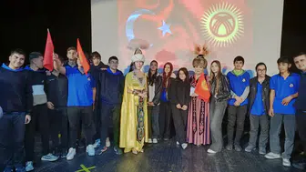 Kırgız sanatçılar geleneksel danslarını sergiledi