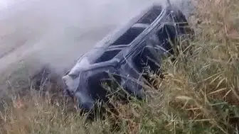 Tarlaya uçan arabadan burnu kanamadan kurtuldu