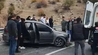 Feci kaza! Sürücü bariyerlere çarpan araçta sıkıştı