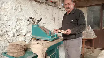 Kuşlar için keçeden yuva yapıyor