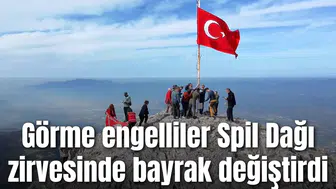 Görme engelliler Spil Dağı zirvesinde bayrak değiştirdi