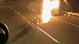 Öğrenci taşıyan otobüs alevlere teslim oldu