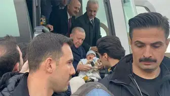 Erdoğan, kalabalığın arasında görünce konvoyu durdurdu