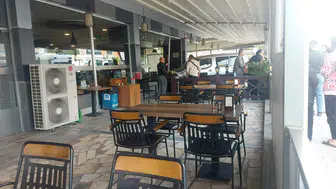 15 yaşındaki sürücü arabayla iş yerine daldı