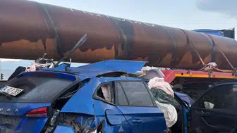 Otomobil demir yüklü tıra çarptı