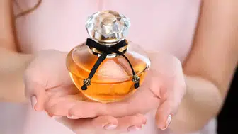 Soğuk Havaları Isıtan Kokular: 2025  Sezonunun En İyi Kadın Parfümleri