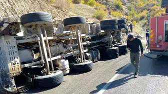 Kontrolden çıkan asfalt yüklü kamyon devrildi