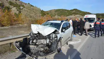 Otomobil ile kamyon çarpıştı: 3 yaralı