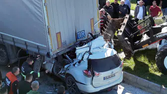 Otomobil tırın altına girdi: 1 ölü