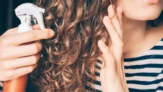 Hızla Yağlanan Saçlara Karşı Evde Çözüm: Saçınız Günlerce Hacimli Kalsın!