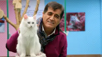 Ünlü sanatçı nesli tükenmekte olan kedi ile düet yaptı