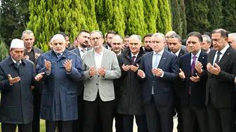 Bakan Osman Aşkın Bak Soma Şehitliğini ziyaret etti