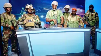 Ülke şokta! Televizyon kanalını değiştiren askerleri karşısında gördü