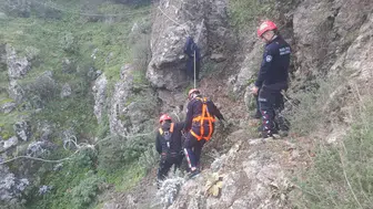 Dağda mahsur kalan vatandaşı itfaiye kurtardı