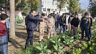 Özel öğrenciler protokol üyeleriyle birlikte hasat yapıp pasta kesti