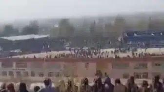 13 yaşındaki çocuk, ailesinin katilini binlerce kişinin önünde öldürdü