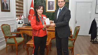 Olimpiyat madalyalı judocuya Kaymakam Güldoğan'dan plaket