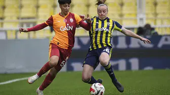 Kadınlar derbisinde Galatasaray'ı deviren Fenerbahçe 11'de 11 yaparak liderliğe yükseldi