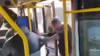 Otobüsü satırla bastı!