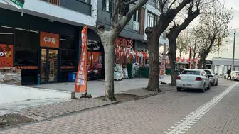 Çöpe atmak için yerden aldığı poşetten 60 bin dolar çıktı