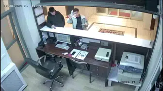 Öğrencilerden örnek davranış: Aldıkları suyu kameraya gösterip parasını bıraktılar