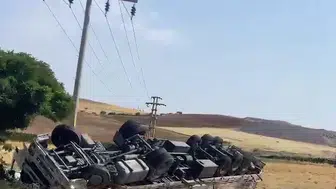 Kontrolden çıkan kamyon devrildi