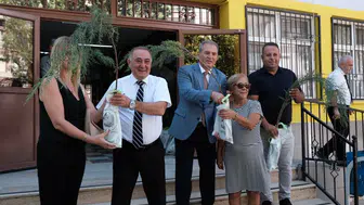 Eğitime hazırlık toplantısında müdürlere fidan dağıtıldı