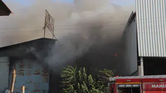 Turgutlu'da hurdacıda çıkan yangın paniğe neden oldu