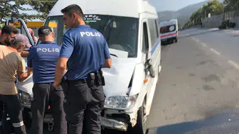 Manisa'da işçi servisi ağaca çarptı: 8 yaralı