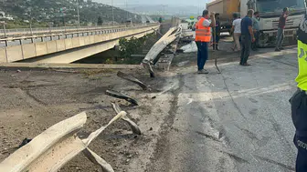Tır bahriyelere saplandı