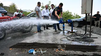 Bidonlarla su taşıyorlardı...