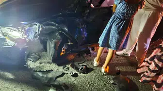 Otomobil ile kamyonet  kafa kafa çarpıştı