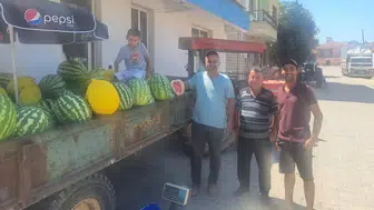 Kendi Yetiştirdiği meyveleri mahalle mahalle gezerek satıyor