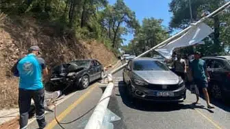 Freni patlayan araç aydınlatma direğine çarptı