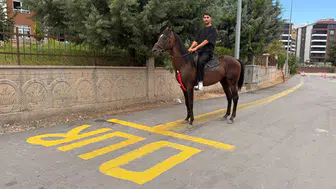 Dİreksiyon sınavı heyecanını yenmek için motosiklet yerine atla parkura girdi